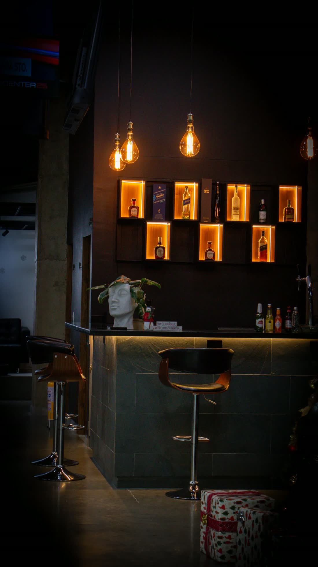Barra del bar de Elemento con botellas iluminadas