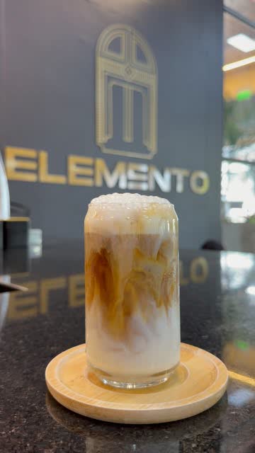 Cold Foam Iced Latte servido en la barra