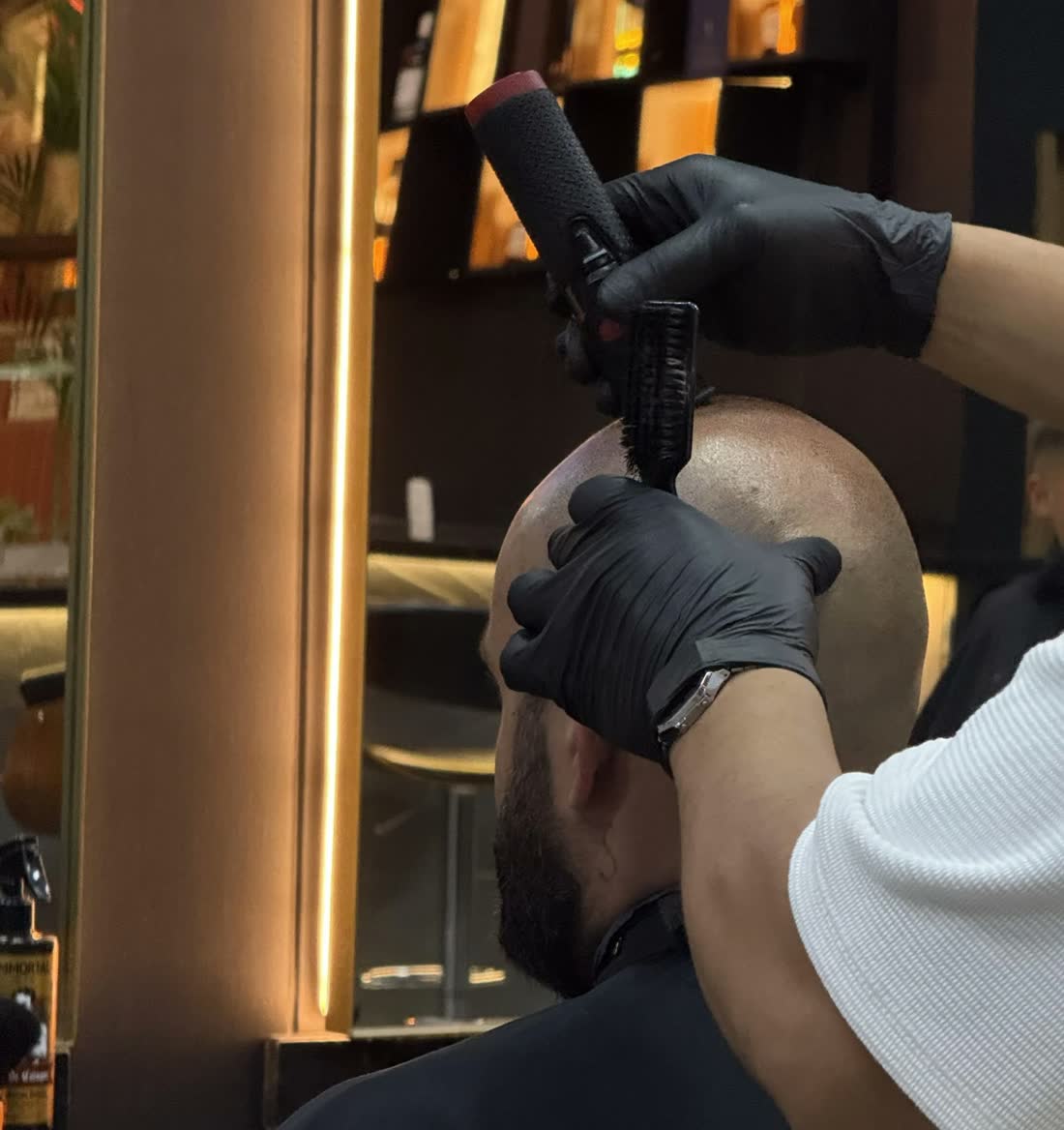 Barbero haciendo un rasurado total