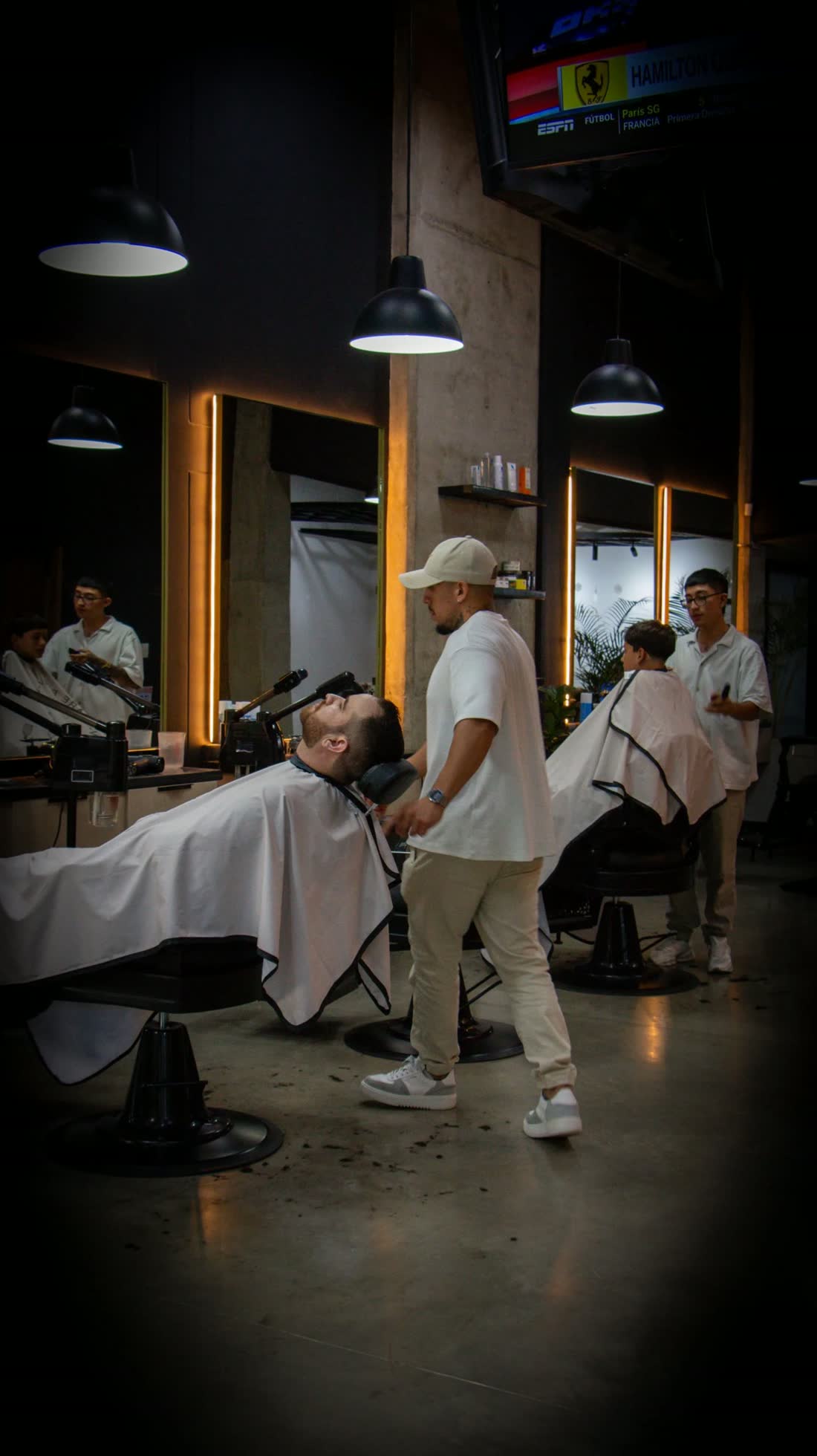 Salón de barbería de Elemento con sillas y espejos iluminados