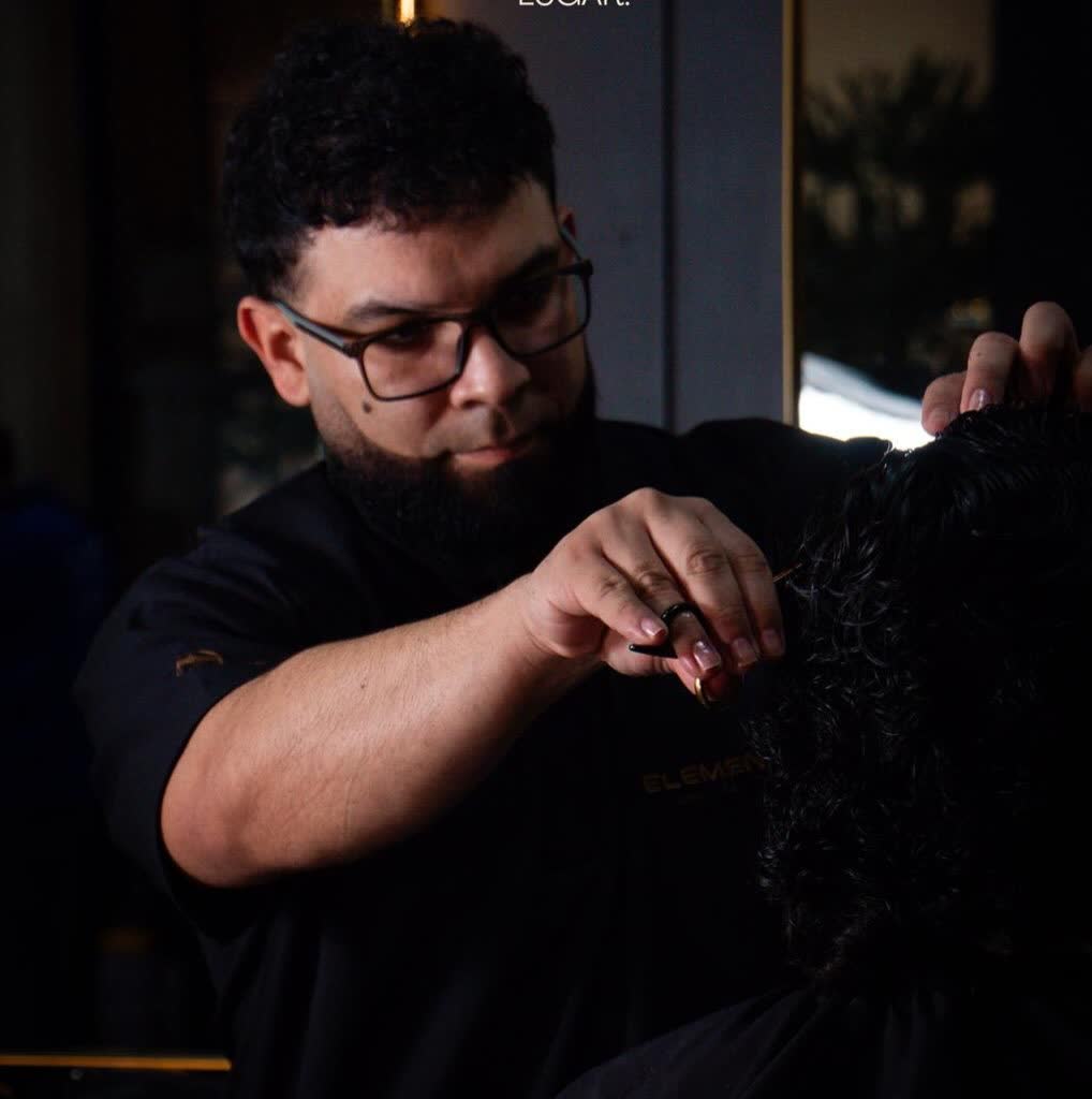 Barbero cortando con tijera
